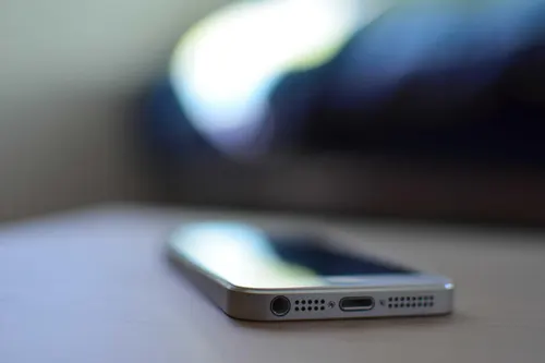 Smartphone auf dem Tisch