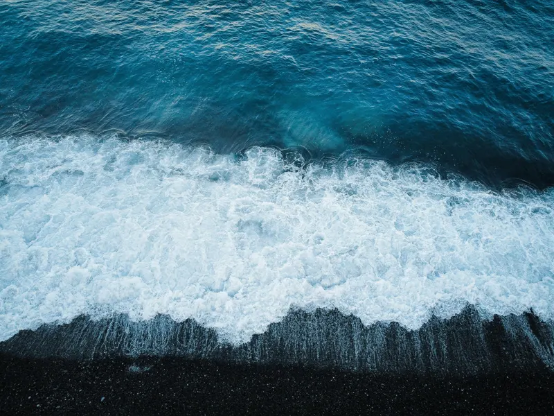 Meer mit Wellen von oben