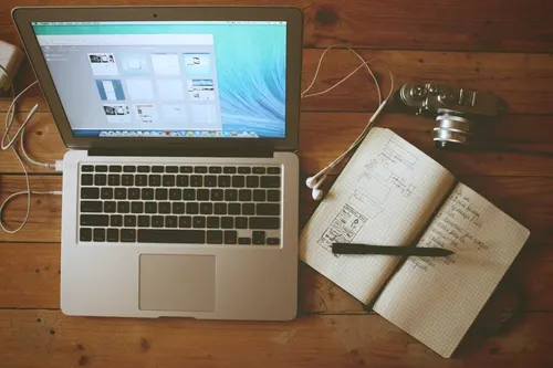 Laptop und Notizbuch auf dem Schreibtisch