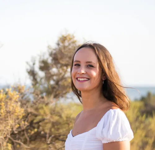Sara lachend in der Natur